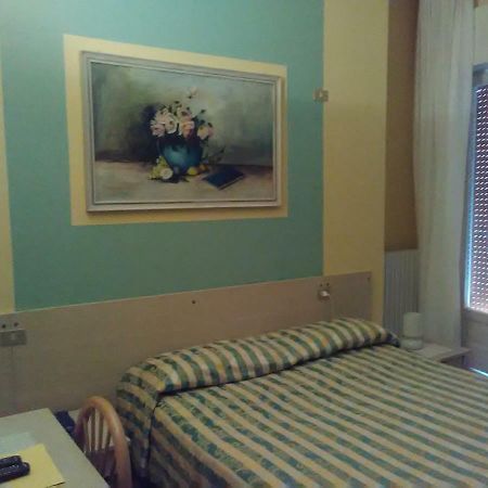 Hotel Cristallo Пескиера дел Гарда Екстериор снимка