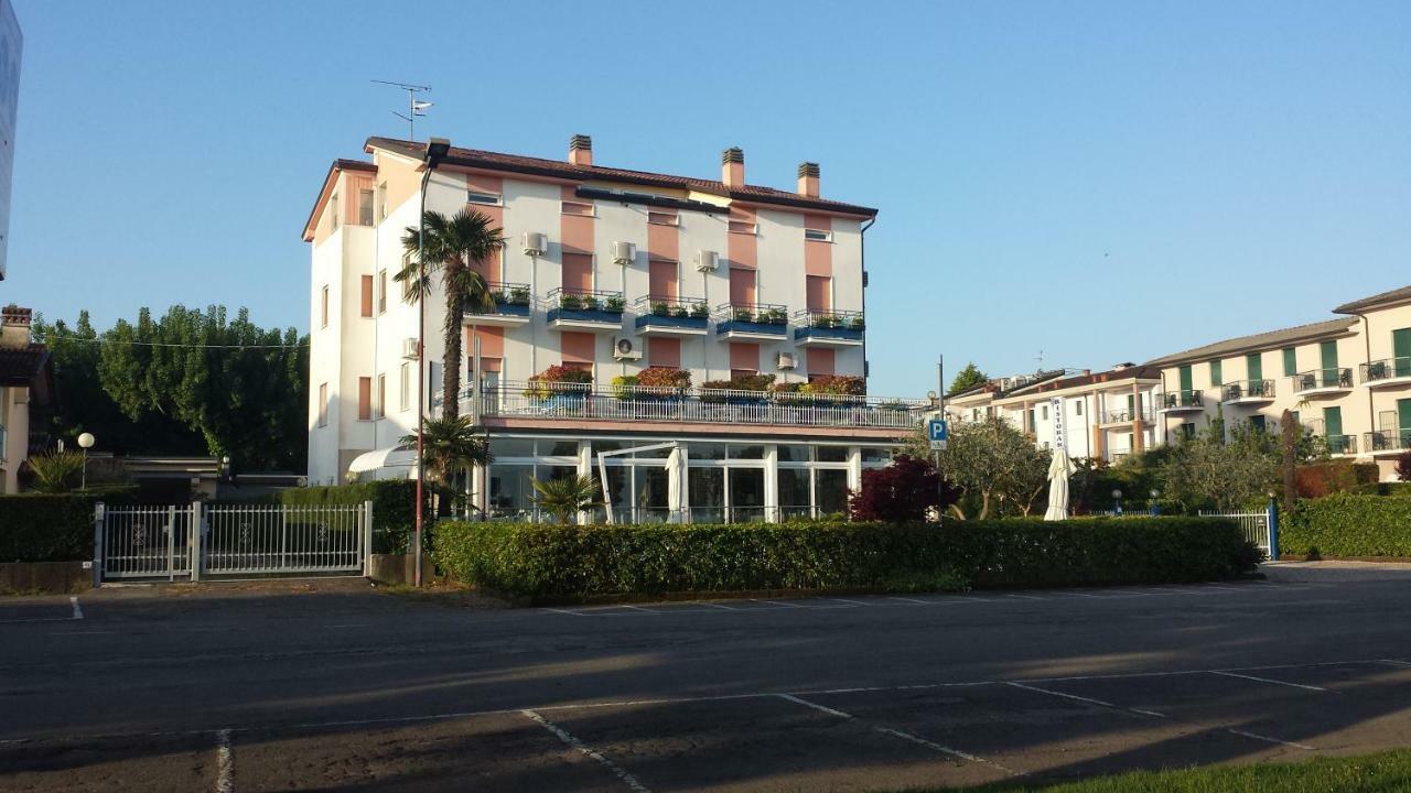 Hotel Cristallo Пескиера дел Гарда Екстериор снимка