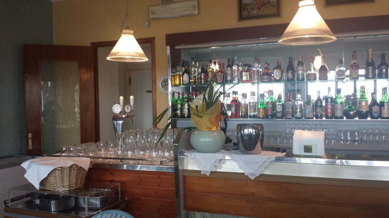 Hotel Cristallo Пескиера дел Гарда Екстериор снимка