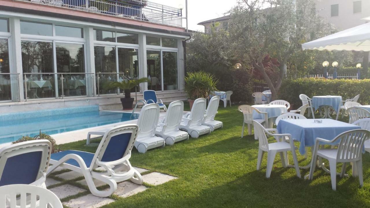 Hotel Cristallo Пескиера дел Гарда Екстериор снимка