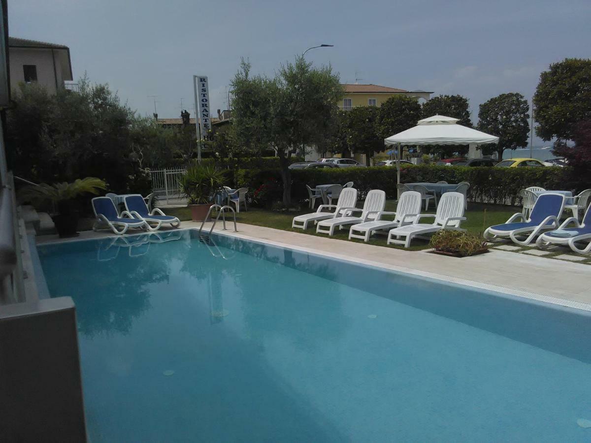 Hotel Cristallo Пескиера дел Гарда Екстериор снимка