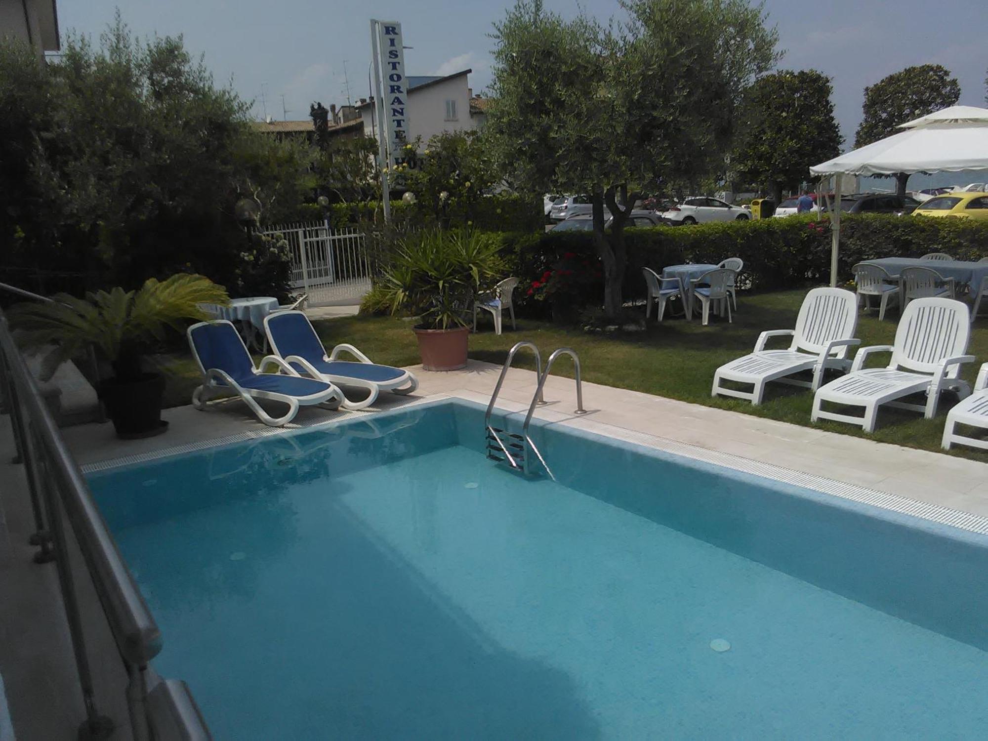 Hotel Cristallo Пескиера дел Гарда Екстериор снимка