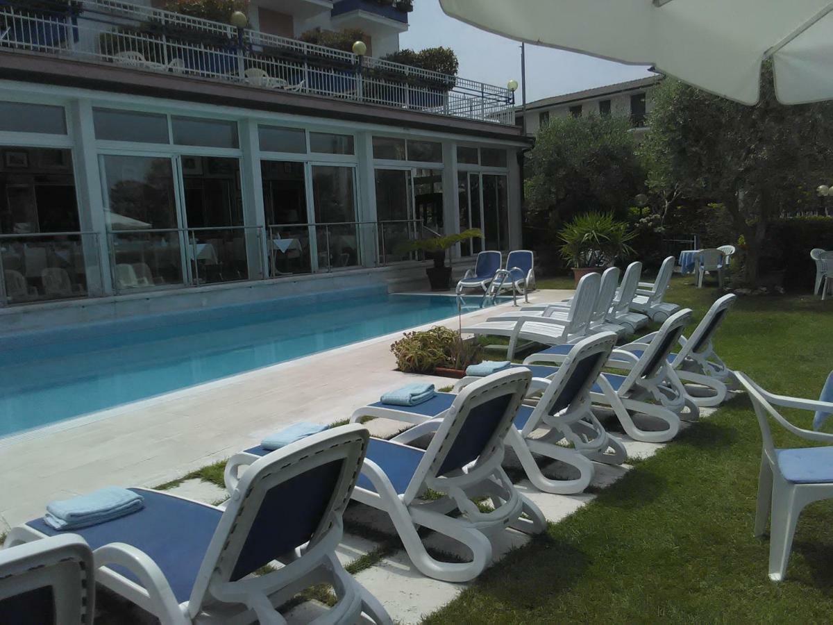 Hotel Cristallo Пескиера дел Гарда Екстериор снимка