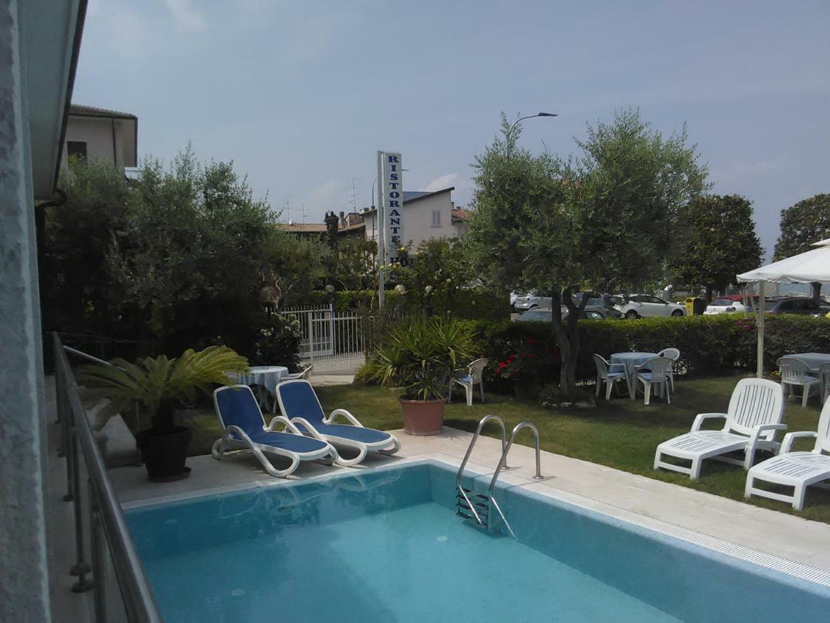 Hotel Cristallo Пескиера дел Гарда Екстериор снимка