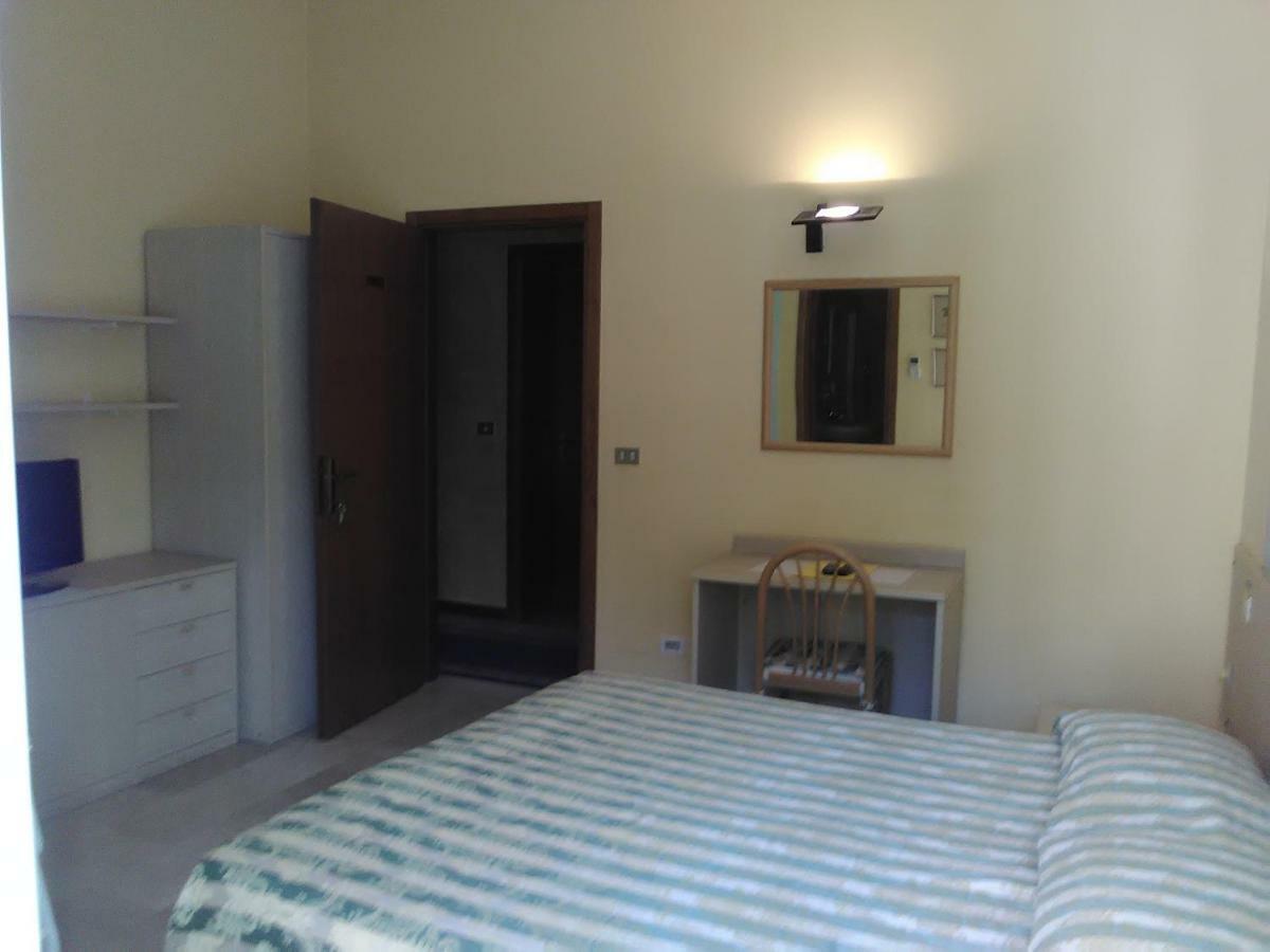 Hotel Cristallo Пескиера дел Гарда Екстериор снимка